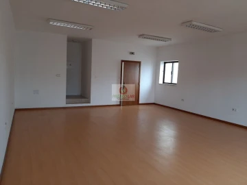 Loja para Arrendamento em Oliveira do Bairro