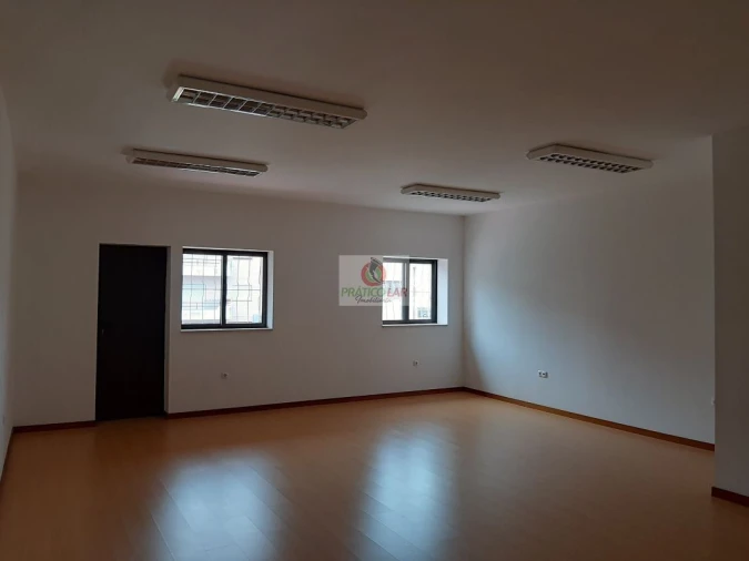 Loja para Arrendamento em Oliveira do Bairro