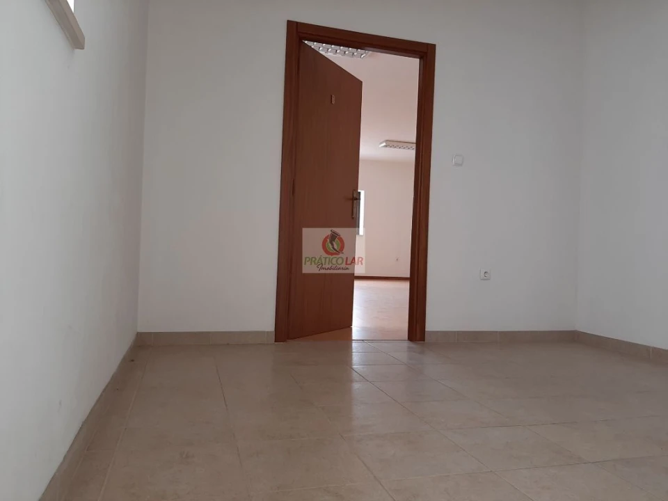 Loja para Arrendamento em Oliveira do Bairro Foto 3