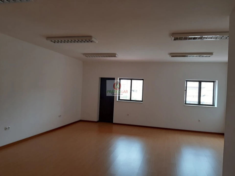 Loja para Arrendamento em Oliveira do Bairro Foto 2