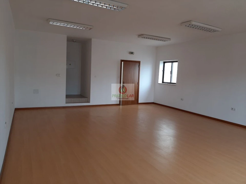 Loja para Arrendamento em Oliveira do Bairro Foto 11