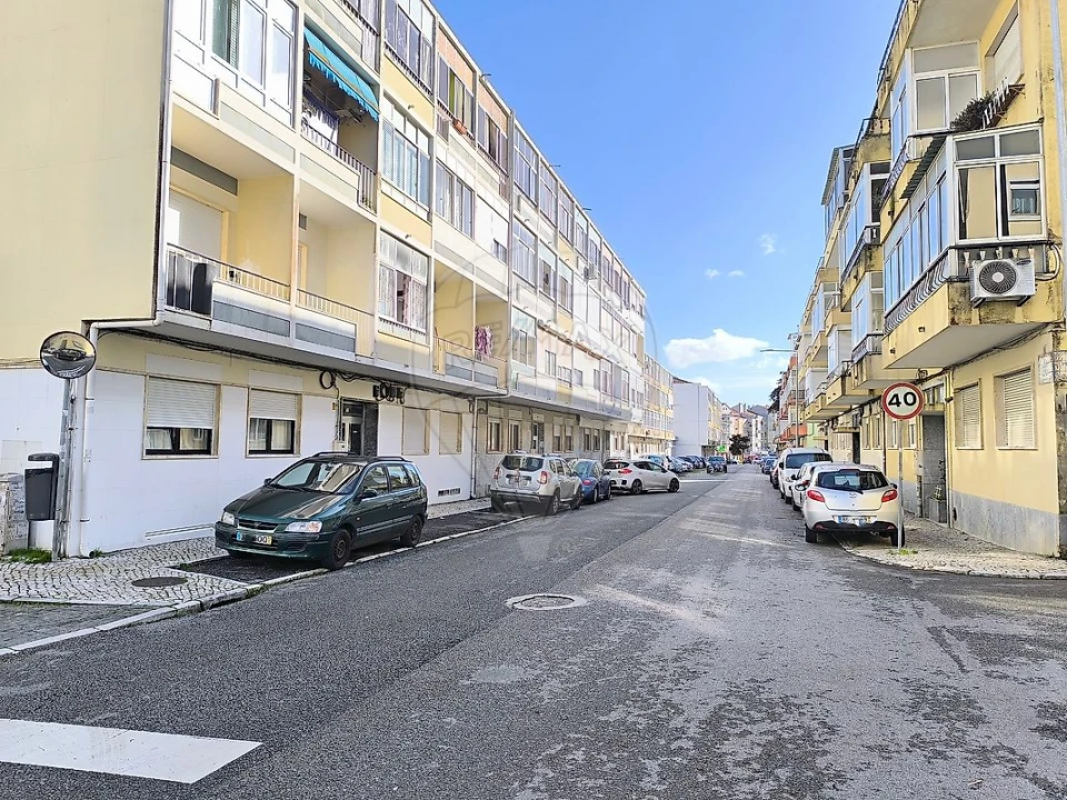 Apartamento T2 para Venda em Algueirão-Mem Martins Foto 1