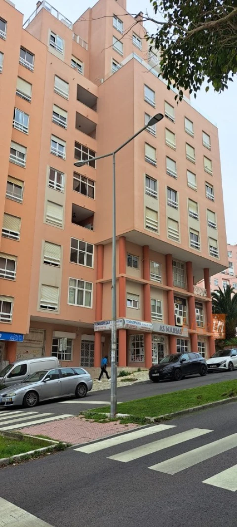 Garagem para Arrendamento em Rio de Mouro