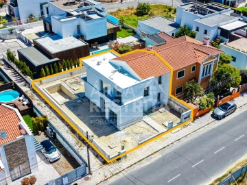 Moradia T4 para Venda em Charneca de Caparica e Sobreda