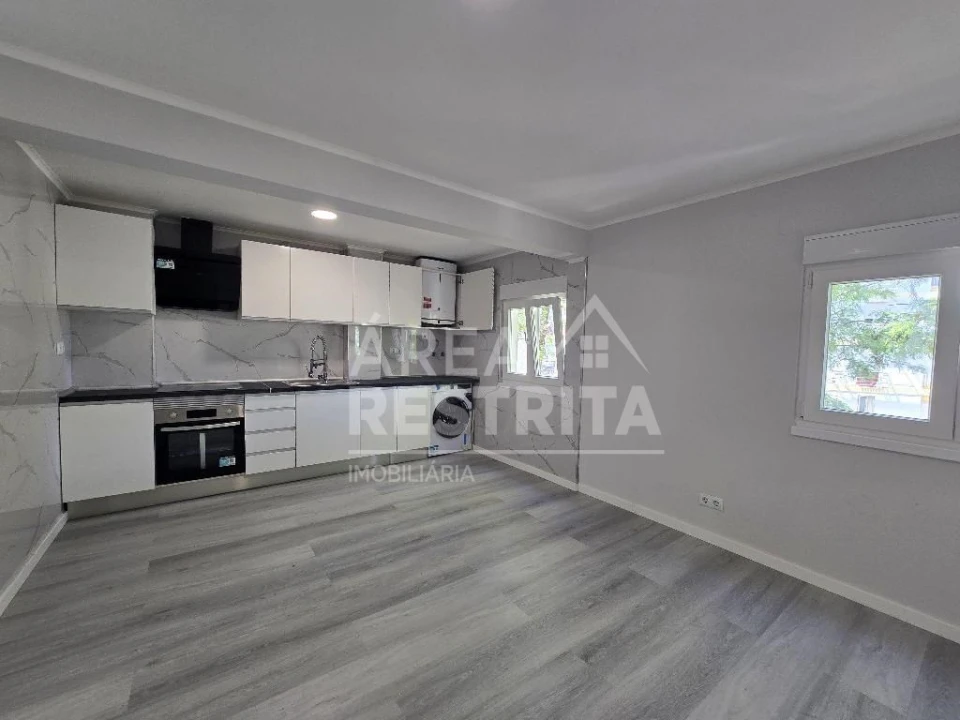 Apartamento T3 para Venda em Laranjeiro e Feijó Foto 1
