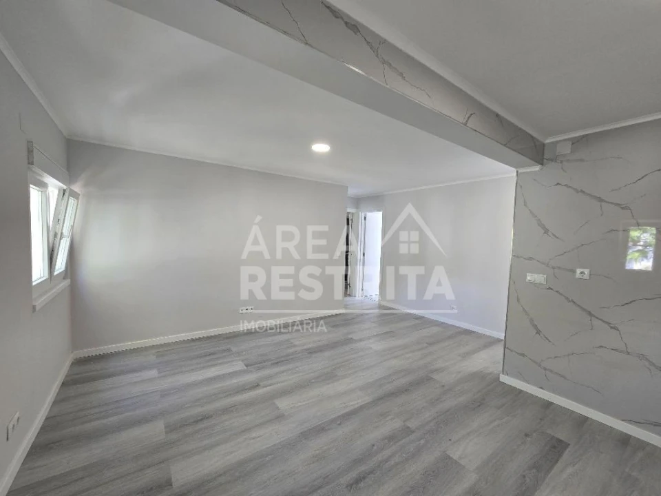 Apartamento T3 para Venda em Laranjeiro e Feijó Foto 3