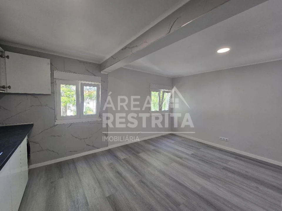 Apartamento T3 para Venda em Laranjeiro e Feijó Foto 4