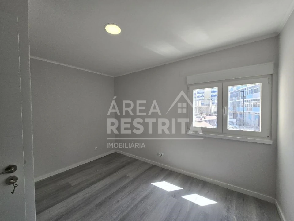 Apartamento T3 para Venda em Laranjeiro e Feijó Foto 18
