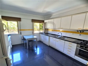 Apartamento T2 para Arrendamento em Carnaxide e Queijas