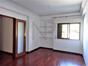 Apartamento T2 para Arrendamento em Carnaxide e Queijas
