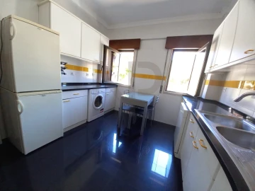 Apartamento T2 para Arrendamento em Carnaxide e Queijas