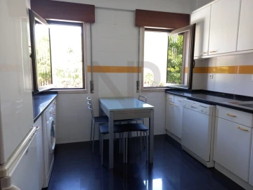 Apartamento T2 para Arrendamento em Carnaxide e Queijas