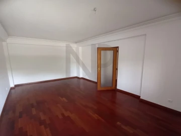 Apartamento T2 para Arrendamento em Carnaxide e Queijas