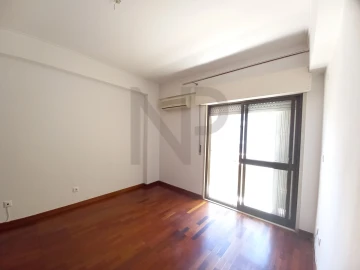 Apartamento T2 para Arrendamento em Carnaxide e Queijas