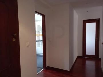 Apartamento T2 para Arrendamento em Carnaxide e Queijas