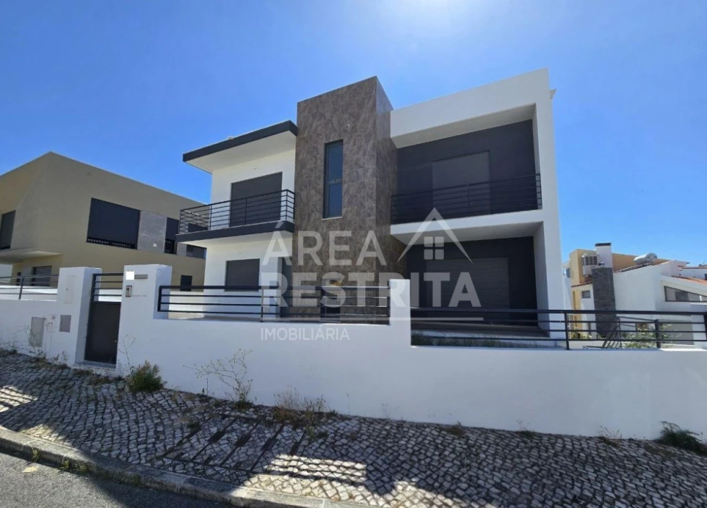 Moradia T5 para Venda em Laranjeiro e Feijó Foto 1