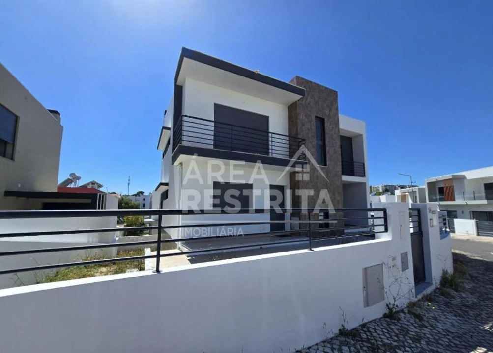 Moradia T5 para Venda em Laranjeiro e Feijó Foto 2