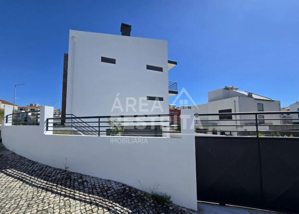 Moradia T5 para Venda em Laranjeiro e Feijó Foto 4