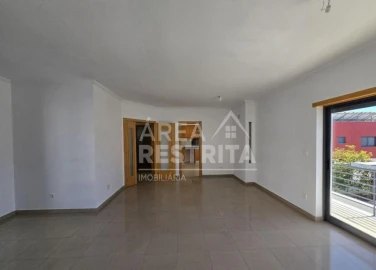 Moradia T5 para Venda em Laranjeiro e Feijó
