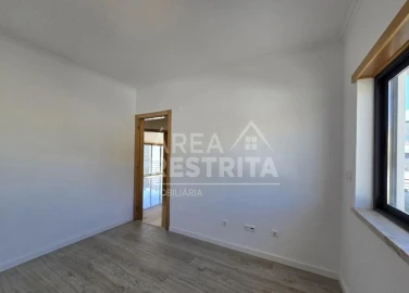 Moradia T5 para Venda em Laranjeiro e Feijó