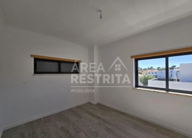 Moradia T5 para Venda em Laranjeiro e Feijó