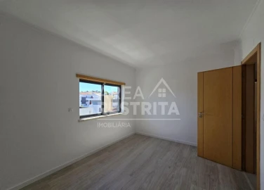 Moradia T5 para Venda em Laranjeiro e Feijó