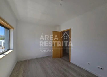 Moradia T5 para Venda em Laranjeiro e Feijó