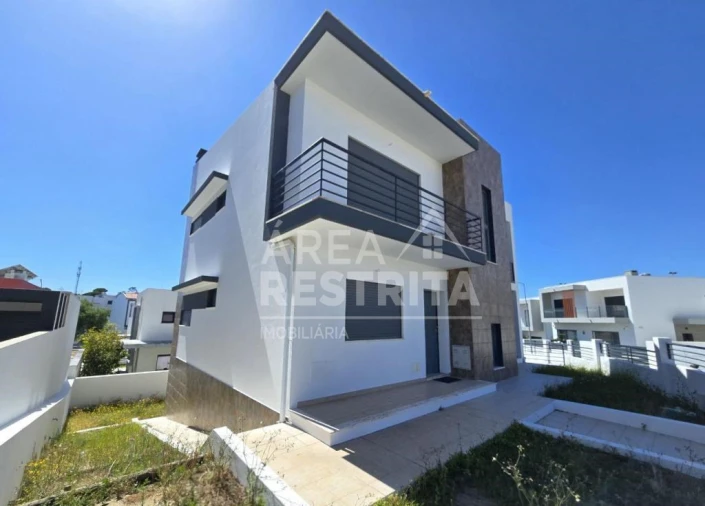 Moradia T5 para Venda em Laranjeiro e Feijó Foto 3