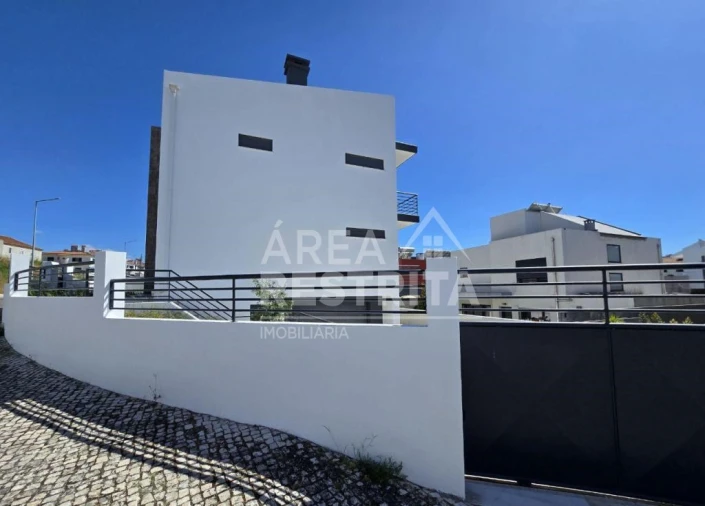 Moradia T5 para Venda em Laranjeiro e Feijó Foto 4
