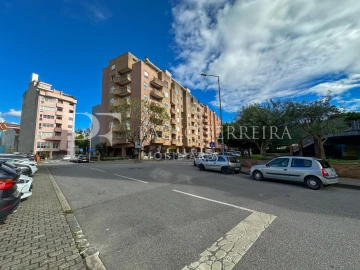 Loja para Venda em Vila Nova de Famalicão e Calendário