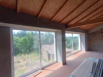 Moradia T2 para Venda em Serra e Junceira