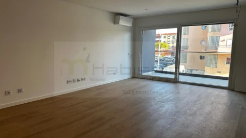 Apartamento T3 para Venda em Charneca de Caparica e Sobreda