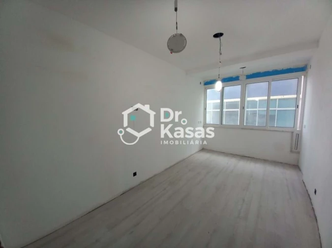 Apartamento T4 para Venda em Laranjeiro e Feijó Foto 4