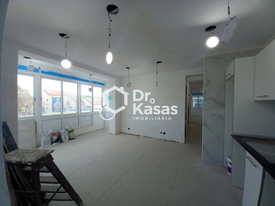 Apartamento T4 para Venda em Laranjeiro e Feijó Foto 2