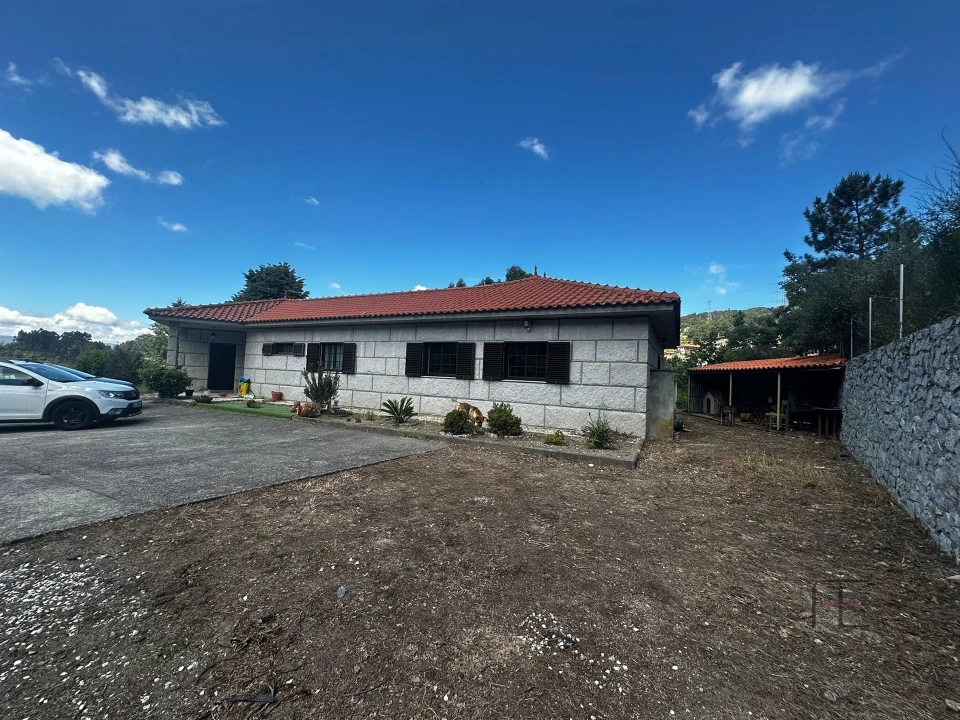 Moradia T5 para Venda em Santa Cruz do Douro e São Tomé de Covelas Foto 1