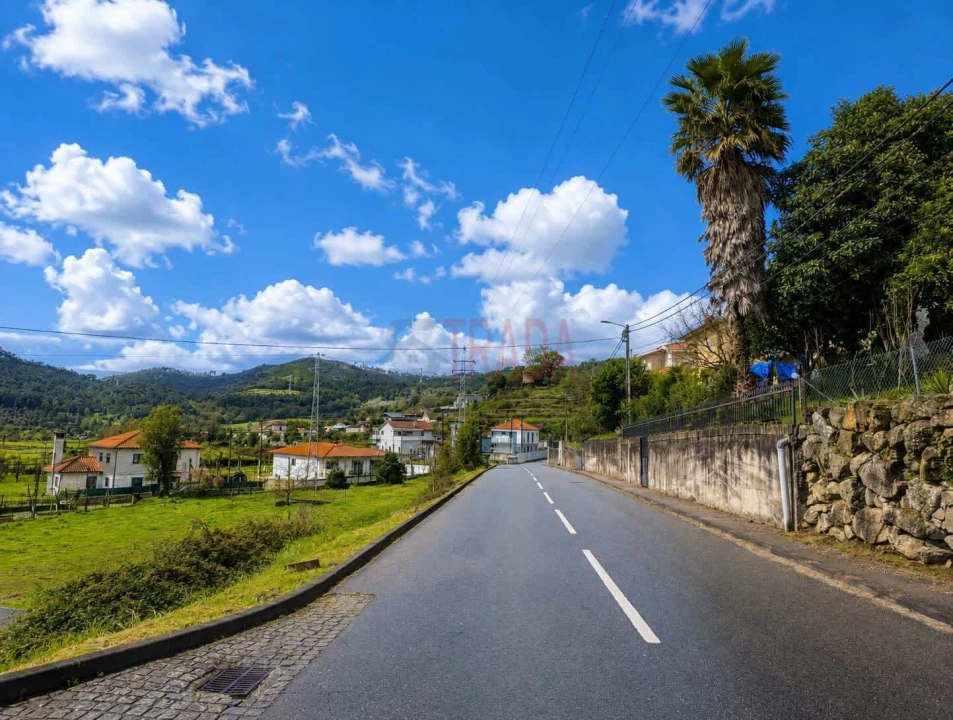 Terreno para Venda em Campos e Louredo Foto 1