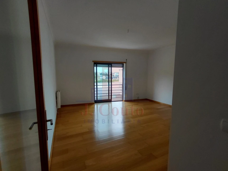 Apartamento T2 para Arrendamento em Caldas da Rainha - Santo Onofre e Serra do Bouro Foto 6