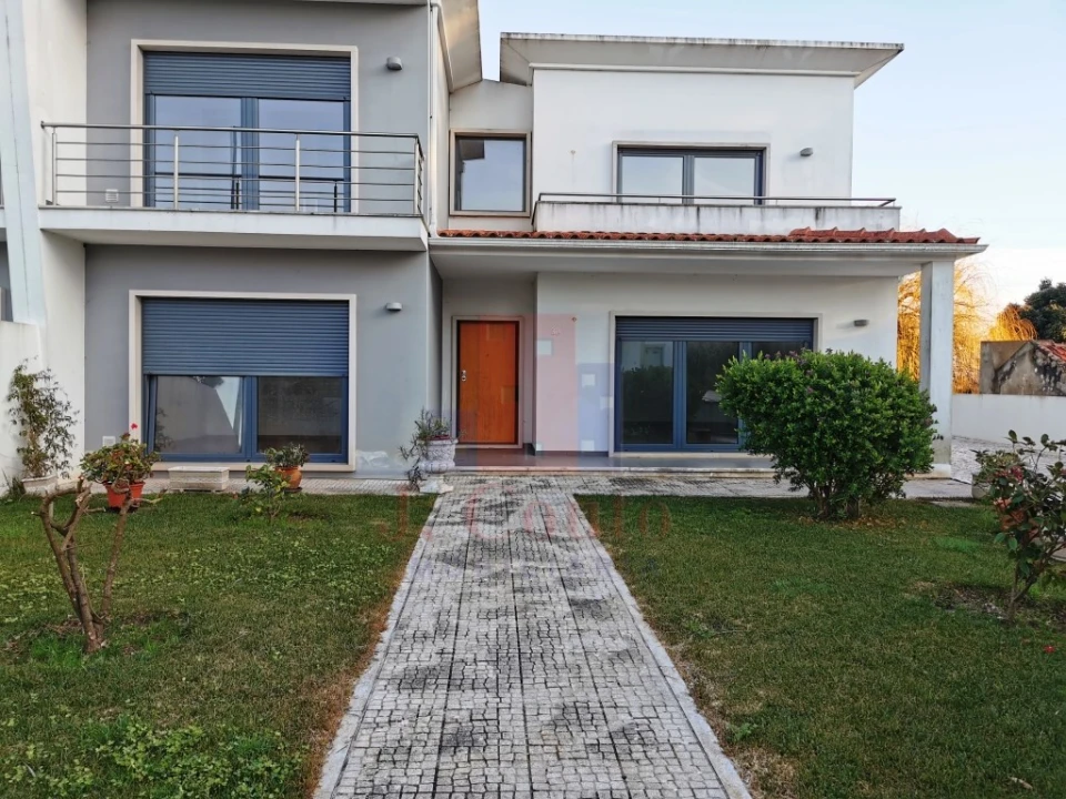 Moradia T4 para Arrendamento em Alfeizerão Foto 1