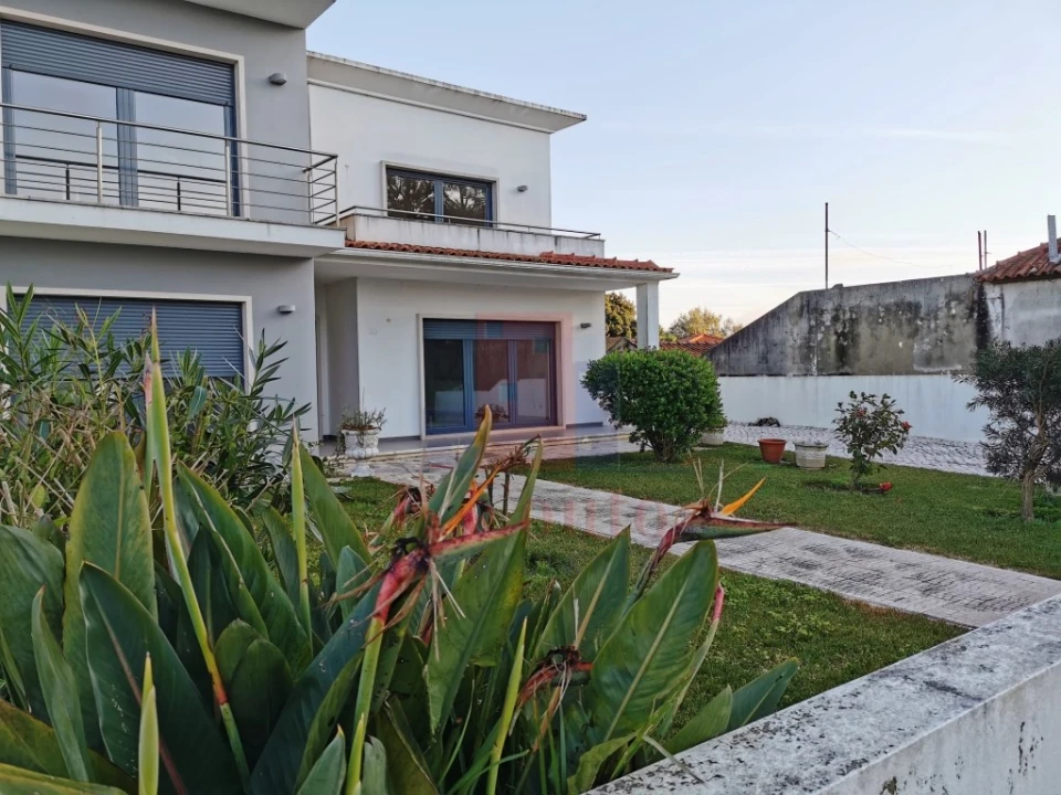 Moradia T4 para Arrendamento em Alfeizerão Foto 3