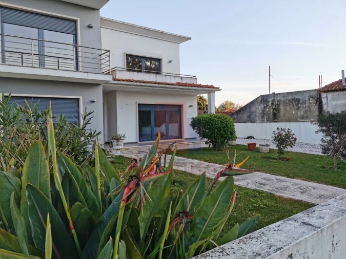 Moradia T4 para Arrendamento em Alfeizerão Foto 3