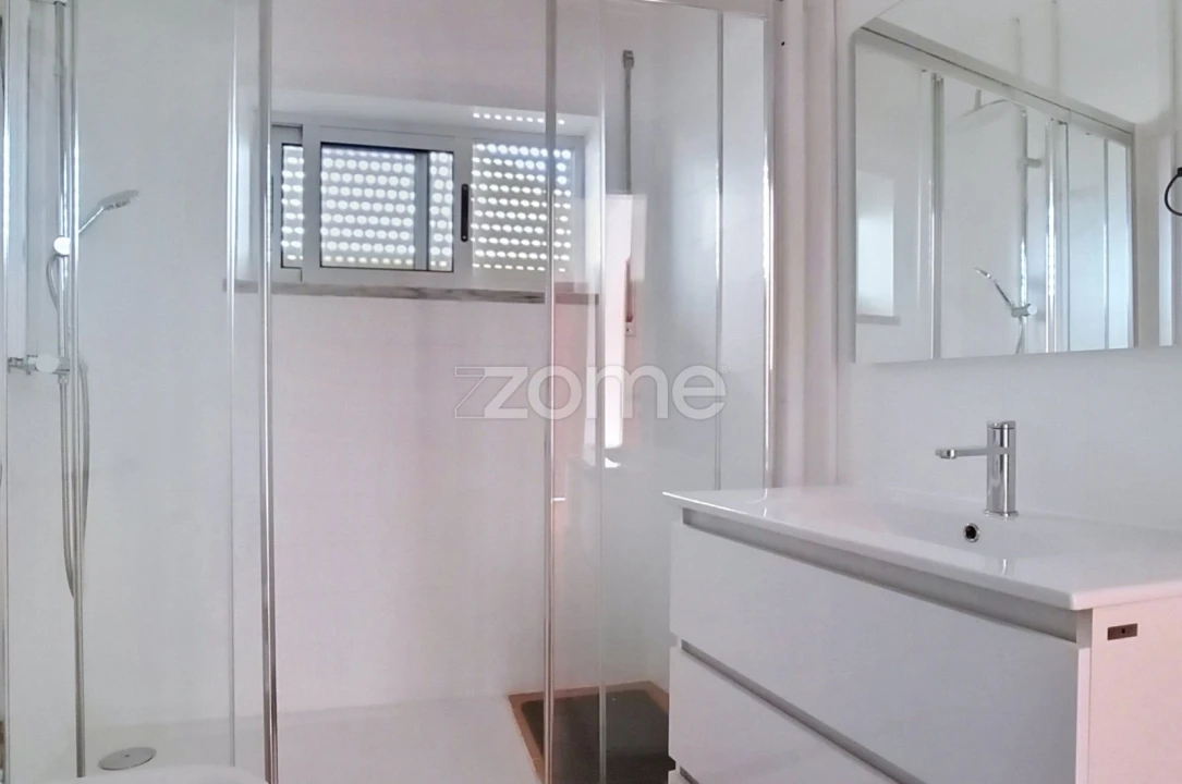 Apartamento T2 para Arrendamento em Santo Antonio dos Olivais Foto 9