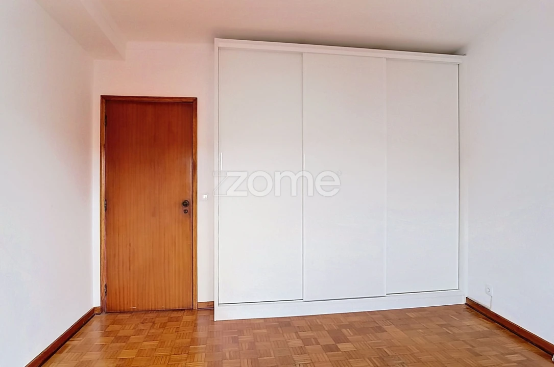 Apartamento T2 para Arrendamento em Santo Antonio dos Olivais Foto 11