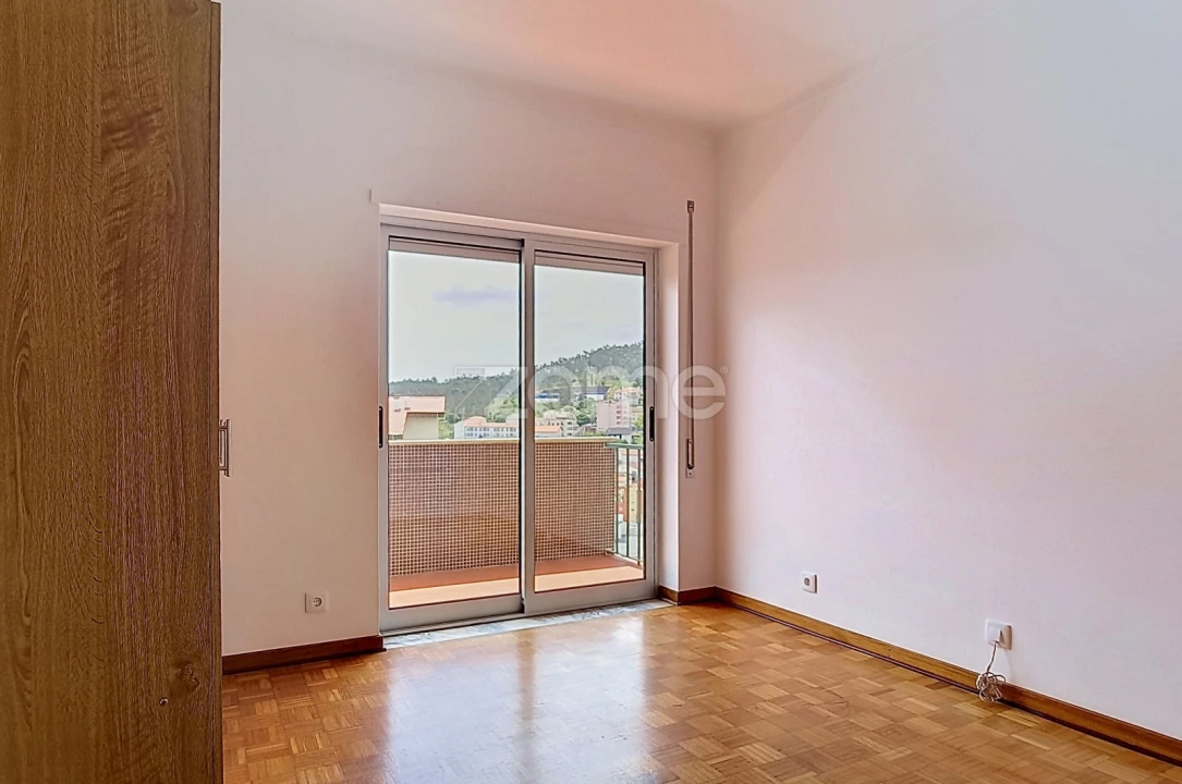 Apartamento T2 para Arrendamento em Santo Antonio dos Olivais Foto 13