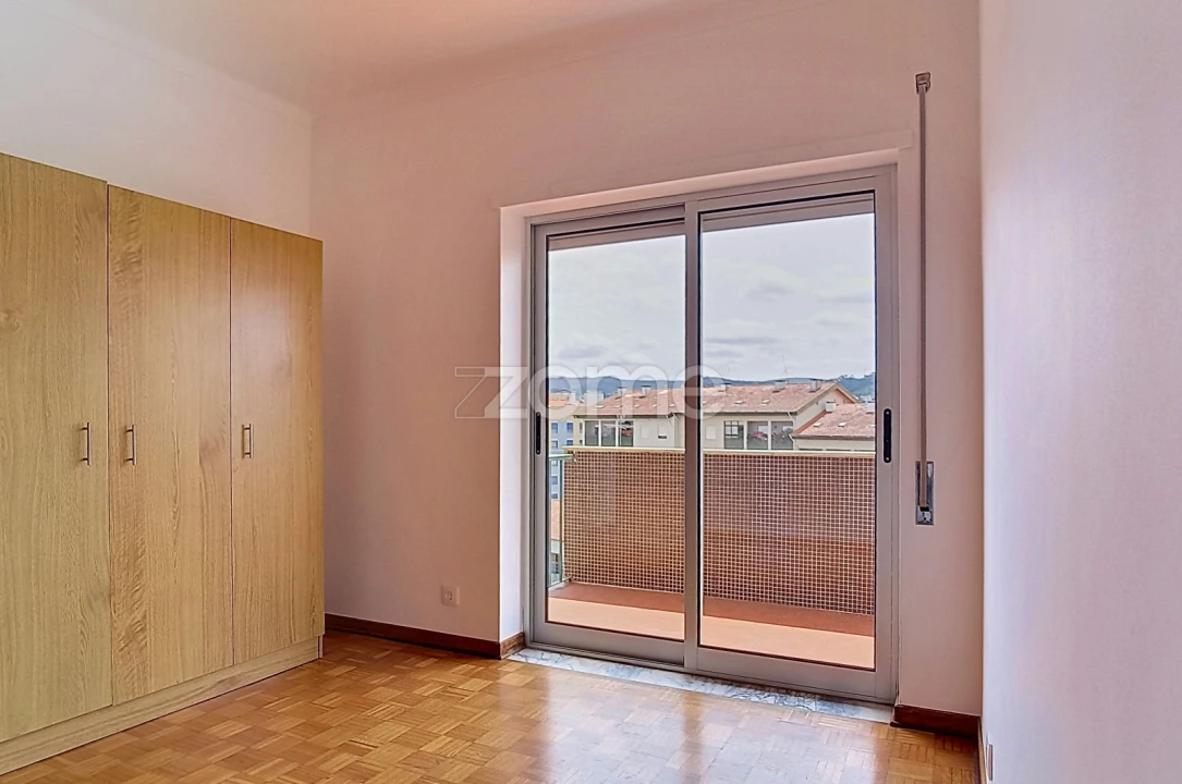 Apartamento T2 para Arrendamento em Santo Antonio dos Olivais Foto 14