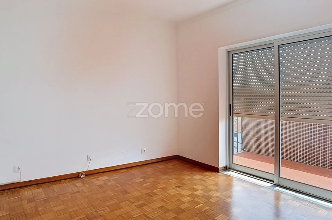Apartamento T2 para Arrendamento em Santo Antonio dos Olivais Foto 12