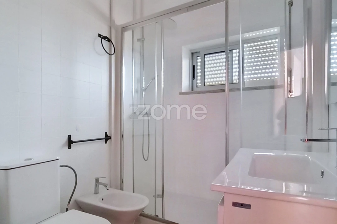 Apartamento T2 para Arrendamento em Santo Antonio dos Olivais Foto 10