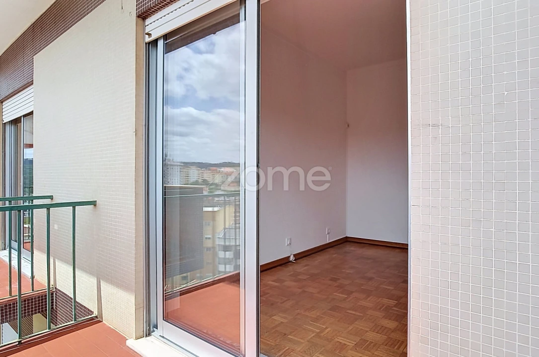 Apartamento T2 para Arrendamento em Santo Antonio dos Olivais Foto 15