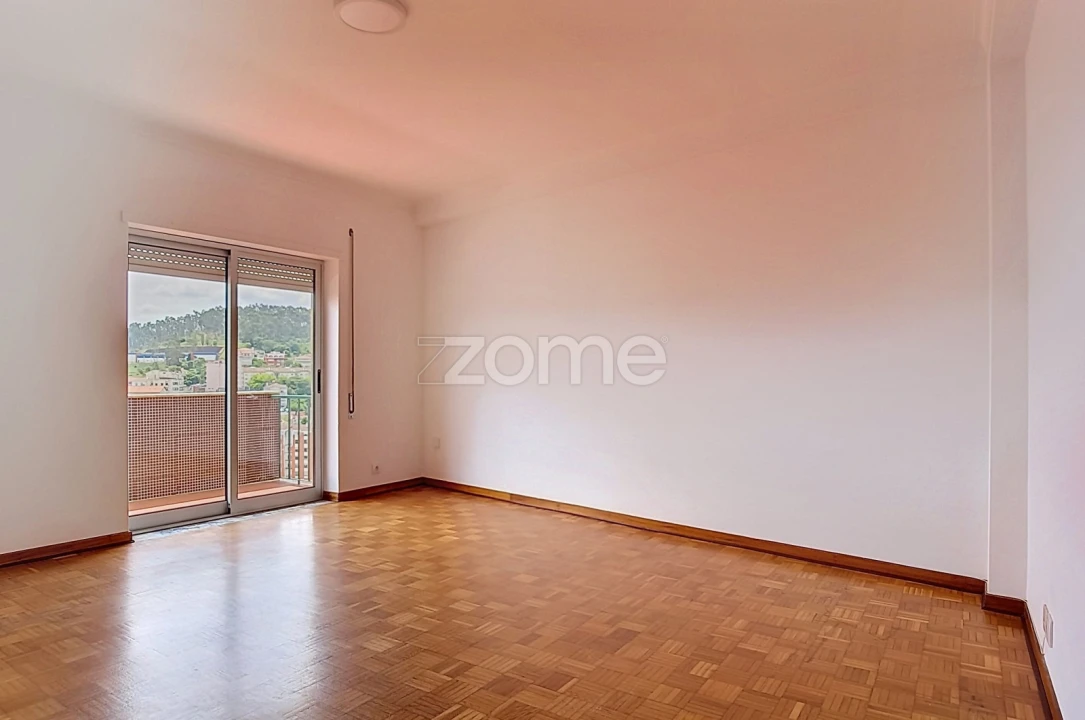 Apartamento T2 para Arrendamento em Santo Antonio dos Olivais Foto 17