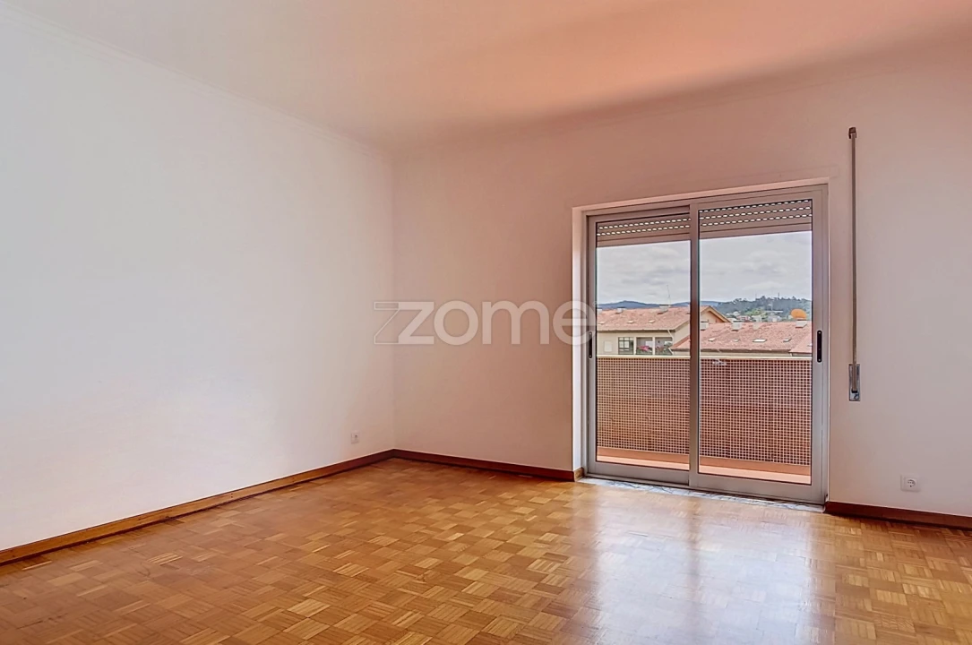 Apartamento T2 para Arrendamento em Santo Antonio dos Olivais Foto 1