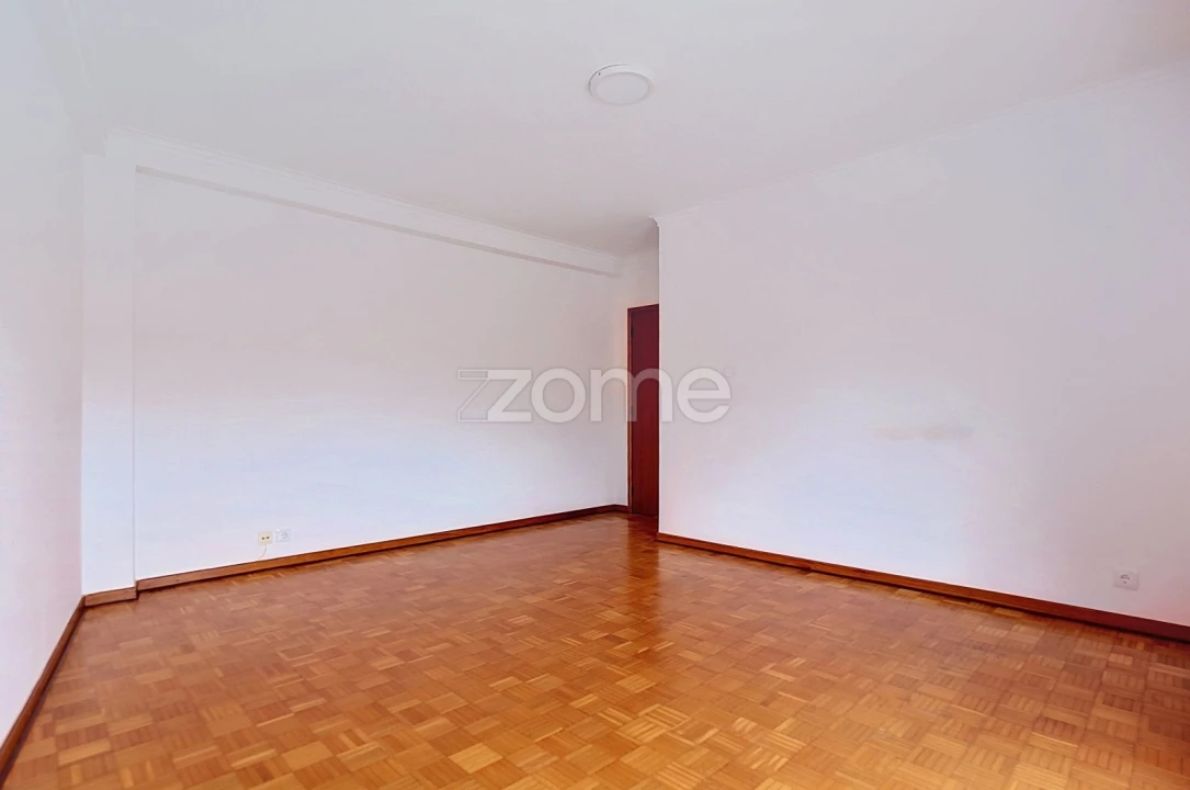 Apartamento T2 para Arrendamento em Santo Antonio dos Olivais Foto 16